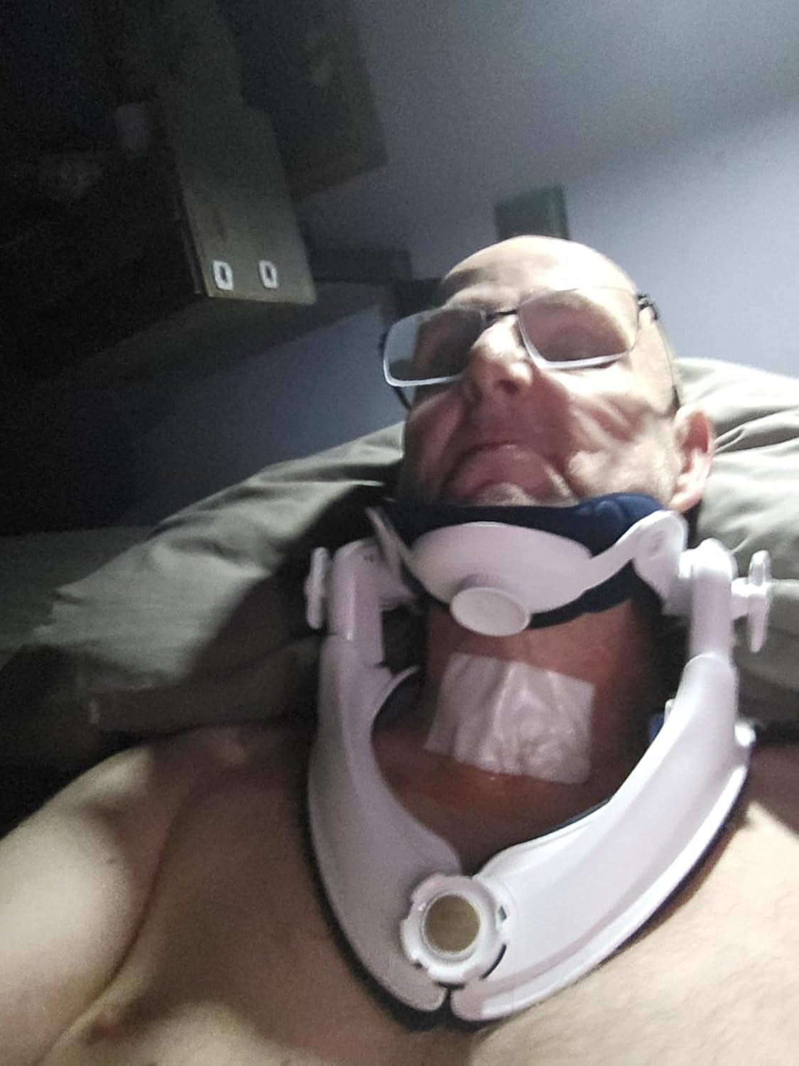 Bangchen Neck Brace worn by customer showing fit and positioning