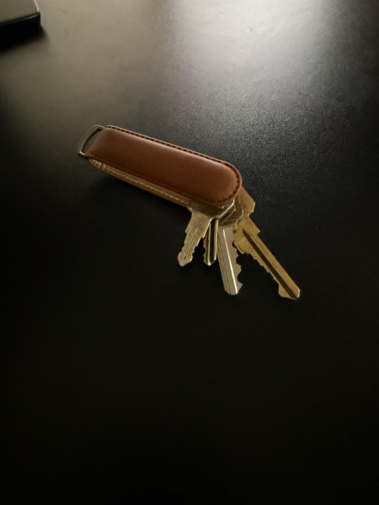 Close-up of Jibbon key organizer mechanism and leather construction