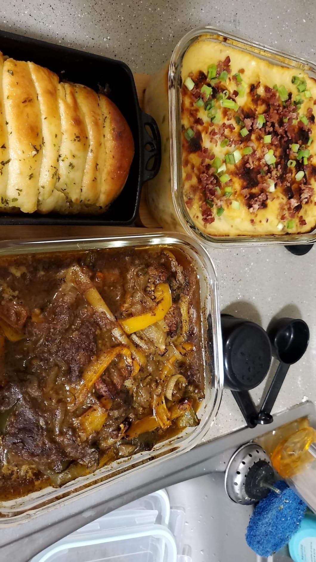 Close-up of Razab plastic lid construction