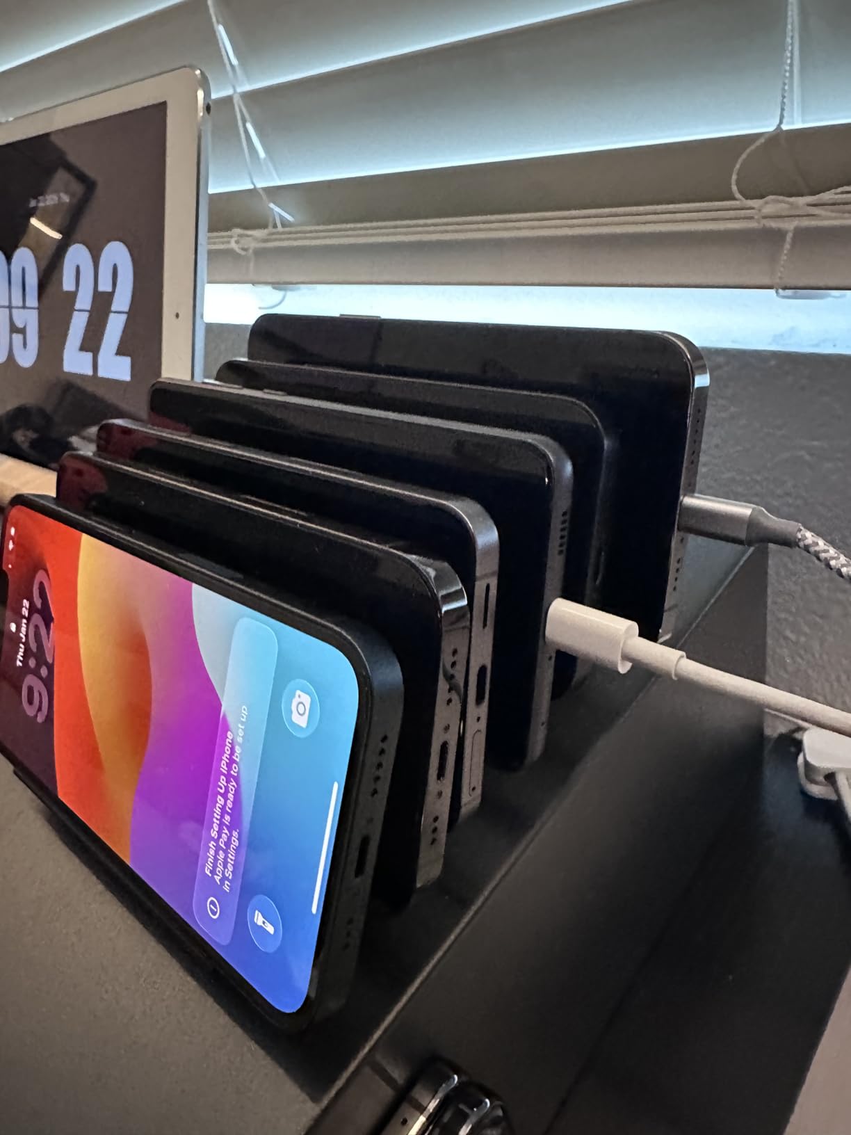 UDOLI dock stand showing device arrangement